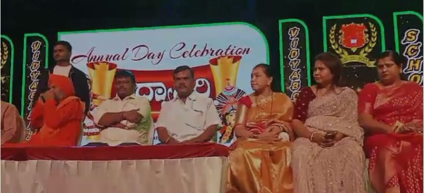 ವಿದ್ಯಾರ್ಥಿಗಳಿಗೆ ಪಠ್ಯ ಪುಸ್ತಕ ಜೊತೆಗೆ ಸಾಮಾನ್ಯ ಜ್ಞಾನ ನೀಡಿ ಶಿಕ್ಷಕರಿಗೆ ಕರೆ : ಶಾಸಕ ಡಾ. ರಂಗನಾಥ್ ವಿದ್ಯಾರ್ಥಿಗಳಿಗೆ ಪಠ್ಯ ಪುಸ್ತಕ ಜೊತೆಗೆ ಸಾಮಾನ್ಯ ಜ್ಞಾನ ನೀಡಿ ಶಿಕ್ಷಕರಿಗೆ ಕರೆ : ಶಾಸಕ ಡಾ. ರಂಗನಾಥ್