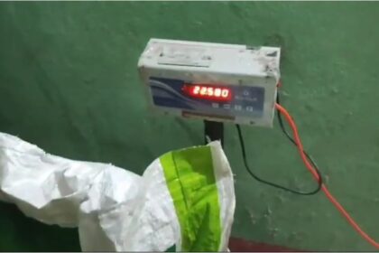 ಕಬ್ಬೂರ್ ಪಿಕೆಪಿಎಸ್ ರೇಷನ್ ಅಂಗಡಿಯಲ್ಲಿ ಪ್ರತಿ ಕಾರ್ಡಕ್ಕೆ ರೂ. 20 ರೂ. 2 ಕೆ.ಜಿ ಅಕ್ಕಿ ಕಮ್ಮಿ