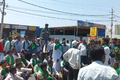 ಸೆಸ್ಕಾಂ ಅಧಿಕಾರಿಗಳ ವಿರುದ್ಧ   ಸಮರ್ಪಕವಾಗಿ ರೈತರಿಗೆ ವಿದ್ಯುತ್ ಪೂರೈಕೆ ಮಾಡುತ್ತಿಲ್ಲ ಎಂದು ಆಗ್ರಹಿಸಿ ರೈತ ಸಂಘದ ವತಿಯಿಂದ ಬೃಹತ್ ಪ್ರತಿಭಟನೆ