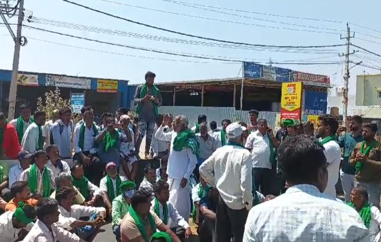 ಸೆಸ್ಕಾಂ ಅಧಿಕಾರಿಗಳ ವಿರುದ್ಧ ಸಮರ್ಪಕವಾಗಿ ರೈತರಿಗೆ ವಿದ್ಯುತ್ ಪೂರೈಕೆ ಮಾಡುತ್ತಿಲ್ಲ ಎಂದು ಆಗ್ರಹಿಸಿ ರೈತ ಸಂಘದ ವತಿಯಿಂದ ಬೃಹತ್ ಪ್ರತಿಭಟನೆ ಸೆಸ್ಕಾಂ ಅಧಿಕಾರಿಗಳ ವಿರುದ್ಧ ಸಮರ್ಪಕವಾಗಿ ರೈತರಿಗೆ ವಿದ್ಯುತ್ ಪೂರೈಕೆ ಮಾಡುತ್ತಿಲ್ಲ ಎಂದು ಆಗ್ರಹಿಸಿ ರೈತ ಸಂಘದ ವತಿಯಿಂದ ಬೃಹತ್ ಪ್ರತಿಭಟನೆ