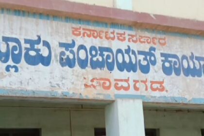 ದೂರು ಕೊಟ್ಟರು ಕೂಡ  ಕ್ರಮ ಕೈಗೊಳ್ಳುತ್ತಿಲ್ಲ ಕಾರ್ಯನಿರ್ವಾಹಕ ಅಧಿಕಾರಿ,ತಾಪಂ ಕಚೇರಿ ಬಳಿ ಕಡಪಲಕೆರೆ  ಗ್ರಾಮಸ್ಥರ ಪ್ರತಿಭಟನೆ