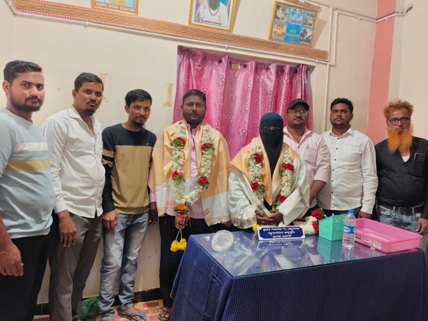 ಪುರಸಭೆ ಸ್ಥಾಯಿ ಸಮಿತಿ ನೂತನ ಅಧ್ಯಕ್ಷೆಯಾದ ರಂಜಾನ್ ಬೀ ಅಜ್ಮೀರ್ ಸಾಬ ಅವರಿಗೆ ಸನ್ಮಾನ… ಪುರಸಭೆ ಸ್ಥಾಯಿ ಸಮಿತಿ ನೂತನ ಅಧ್ಯಕ್ಷೆಯಾದ ರಂಜಾನ್ ಬೀ ಅಜ್ಮೀರ್ ಸಾಬ ಅವರಿಗೆ ಸನ್ಮಾನ…