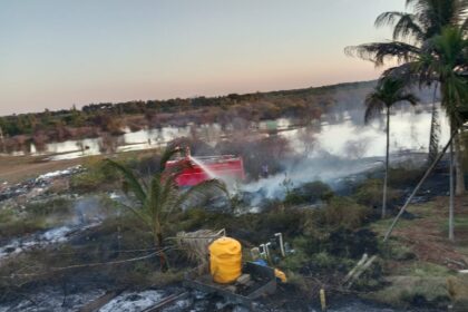 ಅವೈಜ್ಞಾನಿಕವಾಗಿ ಕಸವನ್ನು  ಕೆರೆಯಲ್ಲಿ ವಿಲೇವಾರಿಮಾಡಿ ಬೆಂಕಿ