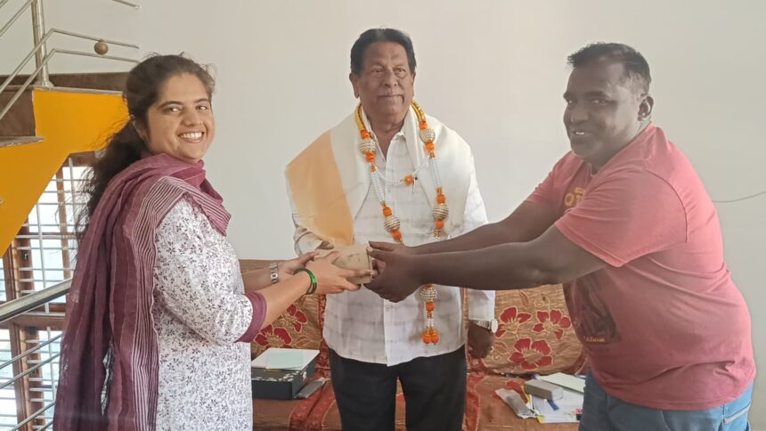 ವ್ಯಾಸಂಗಕ್ಕೆ ನೆರವು ನೀಡಿದ ಶಾಸಕ ಎಂ.ಟಿ.ಕೃಷ್ಣಪ್ಪನವರನ್ನು ಸನ್ಮಾನಿಸಿ ಕೃತಜ್ಞತೆ ಸಲ್ಲಿಸಿದ ವಿನುತಶ್ರೀನಿತ್ಯಾನಂದ್