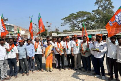 ದೆಹಲಿ ಚುನಾವಣೆಯಲ್ಲಿ ಬಿಜೆಪಿ ಗೆಲವು ಮೊಳಕಾಲ್ಮುರು ಪಟ್ಟಣದಲ್ಲಿ ಮಂಡಲದ ವತಿಯಿಂದ ಪಟಾಕಿ ಸಿಡಿಸಿ ಸಿಹಿ ಹಂಚಿ ಸಂಭ್ರಮಾಚರಣೆ.