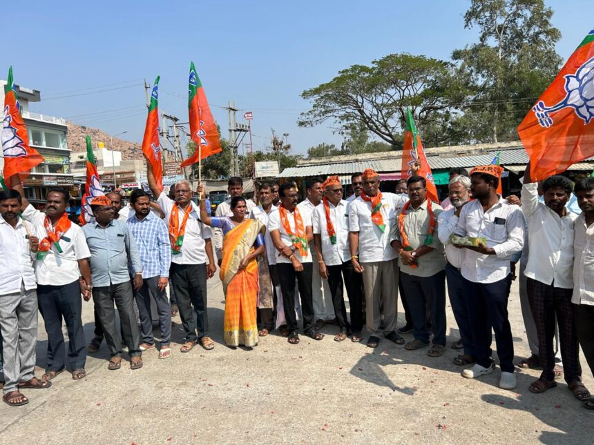 ದೆಹಲಿ ಚುನಾವಣೆಯಲ್ಲಿ ಬಿಜೆಪಿ ಗೆಲವು ಮೊಳಕಾಲ್ಮುರು ಪಟ್ಟಣದಲ್ಲಿ ಮಂಡಲದ ವತಿಯಿಂದ ಪಟಾಕಿ ಸಿಡಿಸಿ ಸಿಹಿ ಹಂಚಿ ಸಂಭ್ರಮಾಚರಣೆ. ದೆಹಲಿ ಚುನಾವಣೆಯಲ್ಲಿ ಬಿಜೆಪಿ ಗೆಲವು ಮೊಳಕಾಲ್ಮುರು ಪಟ್ಟಣದಲ್ಲಿ ಮಂಡಲದ ವತಿಯಿಂದ ಪಟಾಕಿ ಸಿಡಿಸಿ ಸಿಹಿ ಹಂಚಿ ಸಂಭ್ರಮಾಚರಣೆ.