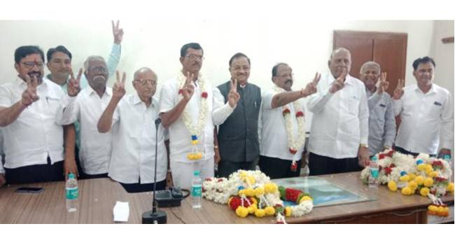 ಹಿರಣ್ಯಕೇಶಿ ಸಕ್ಕರೆ ಕಾರ್ಖಾನೆ ಮೇಲೆ ಜೊಲ್ಲೆ ಸಮೂಹದ ಹಿಡಿತ ಅಧ್ಯಕ್ಷ ಉಪಾಧ್ಯಕ್ಷರ ಅವಿರೋಧ ಆಯ್ಕೆ. ಹಿರಣ್ಯಕೇಶಿ ಸಕ್ಕರೆ ಕಾರ್ಖಾನೆ ಮೇಲೆ ಜೊಲ್ಲೆ ಸಮೂಹದ ಹಿಡಿತ ಅಧ್ಯಕ್ಷ ಉಪಾಧ್ಯಕ್ಷರ ಅವಿರೋಧ ಆಯ್ಕೆ.