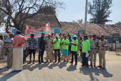 ಆಗ್ಗುಂದ ಗ್ರಾಮದಲ್ಲಿ ಹೊಯ್ಸಳ ಜನಪದ ಕಲಾ ತಂಡದಮೂಲಕ ಗ್ರಾಮದಲ್ಲಿ ಬೀದಿ ನಾಟಕದ ಮೂಲಕ ಅರಿವು ಮೂಡಿಸುತ್ತಿರುವ ದೃಶ್ಯ