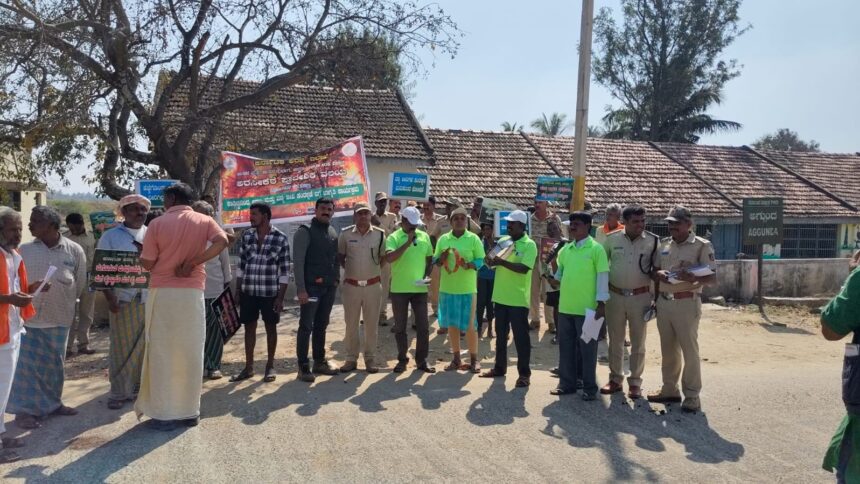 ಆಗ್ಗುಂದ ಗ್ರಾಮದಲ್ಲಿ ಹೊಯ್ಸಳ ಜನಪದ ಕಲಾ ತಂಡದಮೂಲಕ ಗ್ರಾಮದಲ್ಲಿ ಬೀದಿ ನಾಟಕದ ಮೂಲಕ ಅರಿವು ಮೂಡಿಸುತ್ತಿರುವ ದೃಶ್ಯ