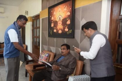 ಬೆಳಗಾವಿ ಉಸ್ತುವಾರಿ ಸಚಿವ ಸತೀಶ್ ಜಾರಕಿಹೊಳಿ ಸಾರಿಗೆ ಸಚಿವ ಹಾಗೂ ರಾಷ್ಟ್ರೀಯ ಹೆದ್ದಾರಿ ಸಚಿವ ನಿತಿನ್ ಗಡ್ಕರಿ ಅವರಿಗೆ ಭೇಟಿ.