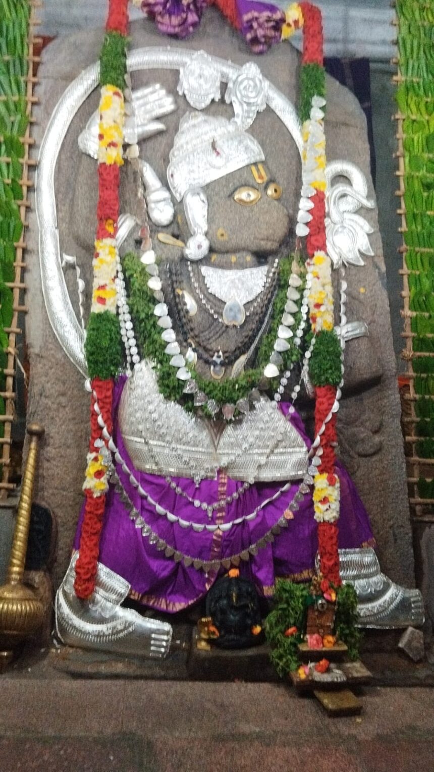 ಬಾಂಡ್ರಾವಿ ಗ್ರಾಮದ ಎರಡು ಕಣ್ಣಿನ ಆಕರ್ಷಕ ಹನುಮನಿಗೆ ಈ ದಿನ ವಿಜೃಂಭಣೆಯ ರಥೋತ್ಸವ.