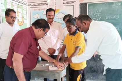 ಸುರುಪುರು ದೇವಿಕಾ ಗ್ರಾಮದ ಪಿಎಂ ಶ್ರೀ ಶಾಲೆಗೆ ಶಿಕ್ಷಣಾಧಿಕಾರಿಗಳು ಭೇಟಿ ಮಕ್ಕಳ ವಿದ್ಯಾಭ್ಯಾಸದ ಬಗ್ಗೆ ಚರ್ಚೆ.