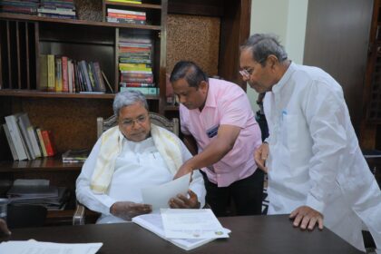 ಸರ್ಕಾರಿ ವೈದ್ಯಕೀಯ ಮಹಾವಿದ್ಯಾಲಯ ಮತ್ತು ಜಯದೇವ ಹೃದ್ರೋಗ ಘಟಕ ಪ್ರಾರಂಬಿಸಲು  ಸಿಎಂ ಸಿದ್ದರಾಮಯ್ಯನವರಿಗೆ ಮನವಿ ಸಲ್ಲಿಸಿದ ಶಾಸಕ ಎಚ್. ವೈ. ಮೇಟಿ.