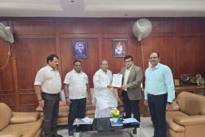 ಬಾಗಲಕೋಟೆ ಸುತ್ತ ಬೋಟಿಂಗ್ ಗೆ ಕೆಬಿಜೆಎನ್‌ಎಲ್ ವ್ಯವಸ್ಥಾಪಕ ನಿರ್ದೇಶಕ ಮೋಹನರಾಜ್ ಅವರಿಗೆ ವಿವಿಧ ಬೇಡಿಕೆಗಳ ಮನವಿ ಸಲ್ಲಿದ ಶಾಸಕ ಎಚ್. ವಾಯ್. ಮೇಟಿ