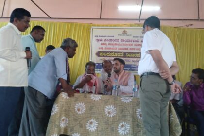 ಜಿ.ಪಂ. ಸಿ.ಇ.ಓ ಅವರಿಂದ ಮರೇವಾಡದಲ್ಲಿ ಜರುಗಿದ ಸಾರ್ವಜನಿಕ ಕುಂದುಕೊರತೆ ಸಭೆ.