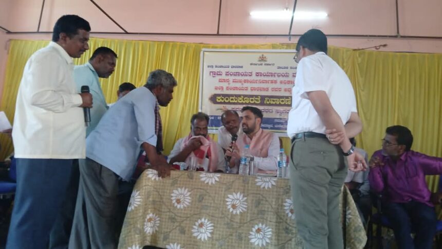 ಜಿ.ಪಂ. ಸಿ.ಇ.ಓ ಅವರಿಂದ ಮರೇವಾಡದಲ್ಲಿ ಜರುಗಿದ ಸಾರ್ವಜನಿಕ ಕುಂದುಕೊರತೆ ಸಭೆ.