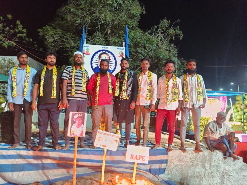 ಮಹಾರಾಷ್ಟ್ರ ಬಾಲಕಿ ಮೇಲಿನ ಅತ್ಯಾಚಾರ-ಕೊಲೆ ಖಂಡಿಸಿ ಪ್ರತಿಭಟನೆ.. ಮಹಾರಾಷ್ಟ್ರ ಬಾಲಕಿ ಮೇಲಿನ ಅತ್ಯಾಚಾರ-ಕೊಲೆ ಖಂಡಿಸಿ ಪ್ರತಿಭಟನೆ..