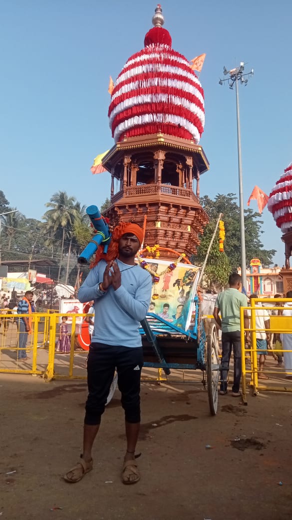 ಚಕ್ಕಡಿಯನ್ನು ಹೆಗಲ ಮೇಲೆ ಹೊತ್ತು 110 ಕಿ.ಮಿ ನಡೆದ ಯುವಕ ಚಕ್ಕಡಿಯನ್ನು ಹೆಗಲ ಮೇಲೆ ಹೊತ್ತು 110 ಕಿ.ಮಿ ನಡೆದ ಯುವಕ