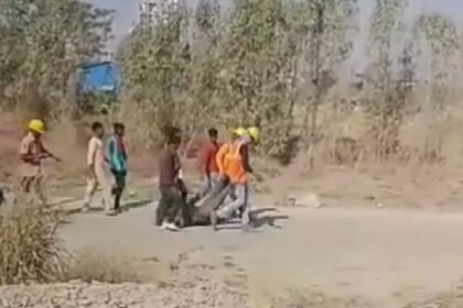 ಕಾರ್ಮಿಕನ ಮೃತ ದೇಹ ರಸ್ತೆಯಲ್ಲಿ ಎಳೆದೊಯ್ದು ಅವಮಾನ: ಪ್ರಕರಣ ದಾಖಲು