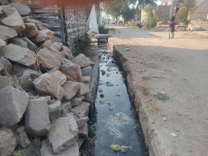 ಹುಳು ತುಂಬಿದ ಚರಂಡಿ :ಸೋಮನಾಳ ಗ್ರಾ. ಪಂ. ಅಧಿಕಾರಿಗಳ ನಿರ್ಲಕ್ಷ