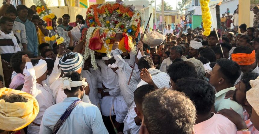 ರಾಯಪುರ ಗ್ರಾಮದಲ್ಲಿ ಅದ್ದೋರಿಯಾಗಿ ನಡೆದ ಊರು ಮಾರಮ್ಮನ ಜಾತ್ರೆ, ತಮಟೆ ಸದ್ದಿಗೆ ಭರ್ಜರಿ ಸ್ಟೆಪ್ ಹಾಕಿದ ಗ್ರಾಮಸ್ಥರು.