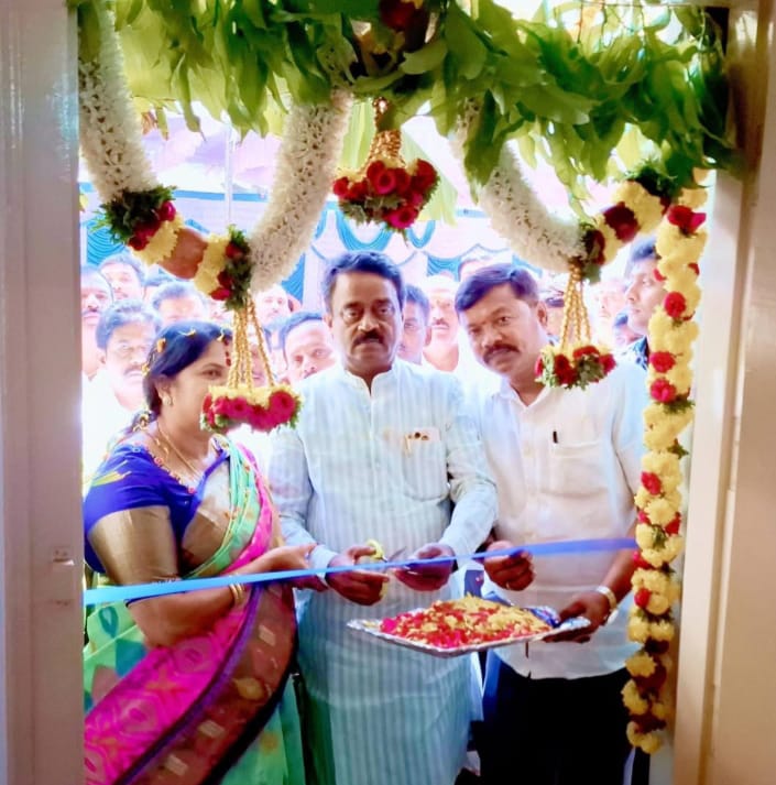 ರಾಜಗೋಪಾಲನಗರ ವಾರ್ಡಿನ ಬಿಬಿಎಂಪಿ ಕಟ್ಟಡದಲ್ಲಿ ಕ್ಷೇತ್ರದ ಶಾಸಕ ಎಸ್ ಮುನಿರಾಜು ಅವರ ಜನ ಸಂಪರ್ಕ ಕಚೇರಿ ಉದ್ಘಾಟನೆ ರಾಜಗೋಪಾಲನಗರ ವಾರ್ಡಿನ ಬಿಬಿಎಂಪಿ ಕಟ್ಟಡದಲ್ಲಿ ಕ್ಷೇತ್ರದ ಶಾಸಕ ಎಸ್ ಮುನಿರಾಜು ಅವರ ಜನ ಸಂಪರ್ಕ ಕಚೇರಿ ಉದ್ಘಾಟನೆ