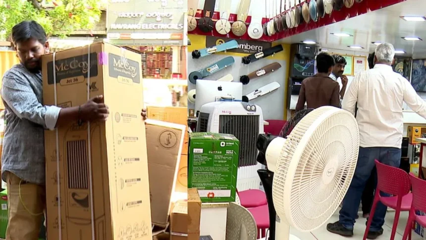 ರಣ ಬಿಸಿಲು: ಫ್ಯಾನ್, ಕೂಲರ್ ಗಳಿಗೆ ಮೋರೆ ಹೋದ ಜನ ರಣ ಬಿಸಿಲು: ಫ್ಯಾನ್, ಕೂಲರ್ ಗಳಿಗೆ ಮೋರೆ ಹೋದ ಜನ