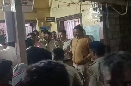 ಪೊಲೀಸ್ ಠಾಣೆಯ ಮುಂದೆ ತಂದೆಯ ಶವವಿಟ್ಟು ಪ್ರತಿಭಟನೆ ನಡೆಸಿದ ಇನ್ಸ್ ಪೆಕ್ಟರ್: PSI ವಿರುದ್ಧ ಕ್ರಮ ಕೈಗೊಳ್ಳುವಂತೆ ಆಗ್ರಹ