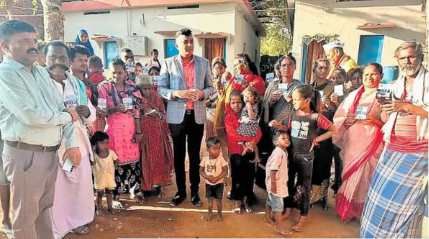 ಪೌರಕಾರ್ಮಿಕರಿಗೆ ವಿಐಪಿ ಪಾಸ್ ವಿತರಿಸಿದ ಜಿಲ್ಲಾಧಿಕಾರಿ! ಪೌರಕಾರ್ಮಿಕರಿಗೆ ವಿಐಪಿ ಪಾಸ್ ವಿತರಿಸಿದ ಜಿಲ್ಲಾಧಿಕಾರಿ!