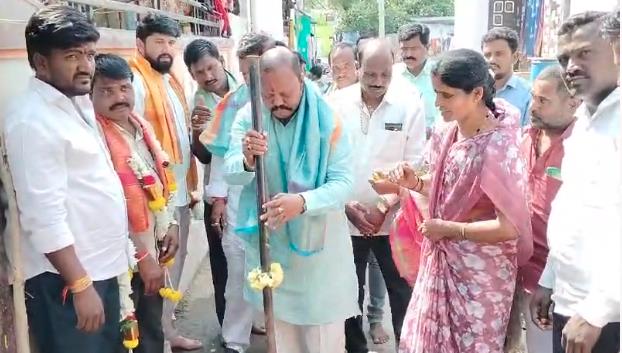 ರಸ್ತೆ ಮತ್ತು ಚರಂಡಿ ನಿರ್ಮಾಣ ಕಾಮಗಾರಿಗೆ ಭೂಮಿಪೂಜೆ ರಸ್ತೆ ಮತ್ತು ಚರಂಡಿ ನಿರ್ಮಾಣ ಕಾಮಗಾರಿಗೆ ಭೂಮಿಪೂಜೆ