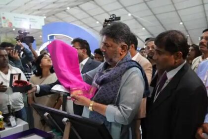 ಹೆಂಡತಿಗೆ 25 ಸಾವಿರ ಕೊಟ್ಟು ಸೀರೆ ಖರೀದಿಸಿದ ಡಿ. ಕೆ ಶಿವಕುಮಾರ್ 