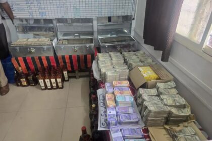 ಗದಗದಲ್ಲಿ ಬಡ್ಡಿ ದಂಧೆಕೋರನ ಮನೆ ಮೇಲೆ ದಾಳಿ : 4.90 ಕೋಟಿ ರೂ. ನಗದು ವಶ 