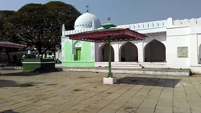 ಲಾಡ್ಲೆ ಮಶಾಕ್ ದರ್ಗಾದಲ್ಲಿ ಶಿವಲಿಂಗ ಪೂಜೆಗೆ ಕೋರ್ಟ್ ಗ್ರೀನ್ ಸಿಗ್ನಲ್ ಲಾಡ್ಲೆ ಮಶಾಕ್ ದರ್ಗಾದಲ್ಲಿ ಶಿವಲಿಂಗ ಪೂಜೆಗೆ ಕೋರ್ಟ್ ಗ್ರೀನ್ ಸಿಗ್ನಲ್