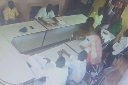 ಪಿಡಿಓ ಮೇಲೆ ಚಪ್ಪಲಿಯಿಂದ ಹಲ್ಲೆ ಮಾಡಿದ ಗ್ರಾಪಂ ಸದಸ್ಯೆ, ಪುತ್ರ 