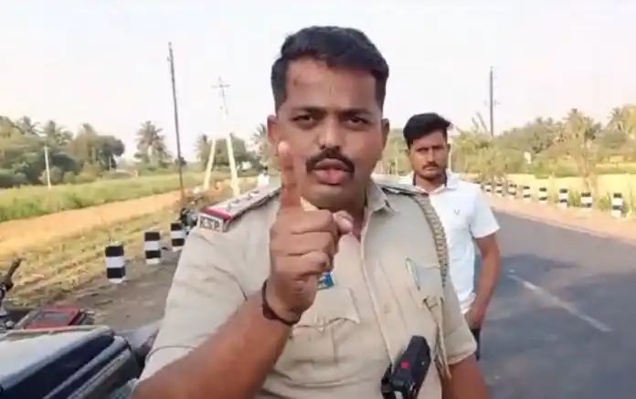 ಹೆಲ್ಮೆಟ್ ಕೇಳಿದ್ದಕ್ಕೆ ಅಟ್ರಾಸಿಟಿ ಕೇಸ್ ದಾಖಲಿಸುತ್ತೇವೆ ಎಂದು ಪೊಲೀಸರಿಗೆ ಅವಾಜ್ : ಪುಂಡರ ವಿಡಿಯೋ ವೈರಲ್ ಹೆಲ್ಮೆಟ್ ಕೇಳಿದ್ದಕ್ಕೆ ಅಟ್ರಾಸಿಟಿ ಕೇಸ್ ದಾಖಲಿಸುತ್ತೇವೆ ಎಂದು ಪೊಲೀಸರಿಗೆ ಅವಾಜ್ : ಪುಂಡರ ವಿಡಿಯೋ ವೈರಲ್