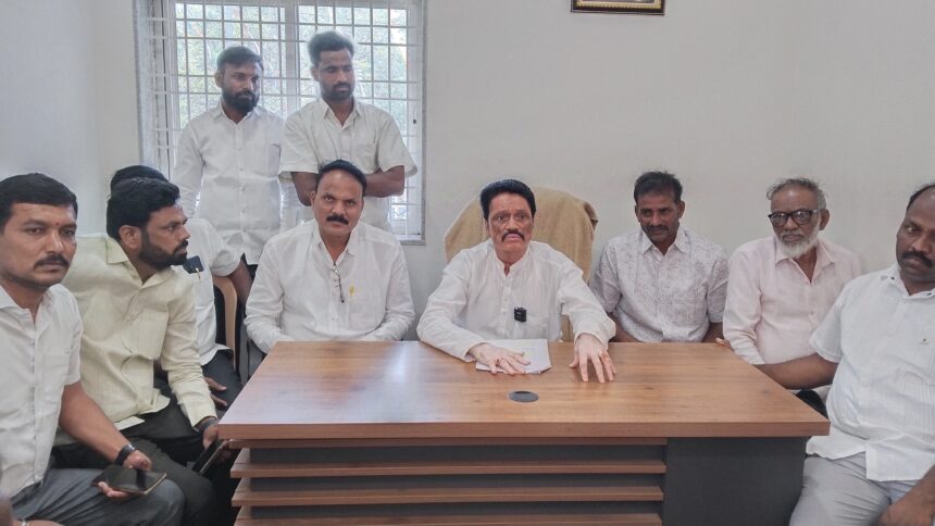 ಏ.20 ರವರೆಗೆ ಕಾಲುವೆಗೆ ನೀರು ಹರಿಸುವ ಮೂಲಕ ಭತ್ತ ಬೆಳೆದ ರೈತರನ್ನು ಕಾಪಾಡಿ: ರಾಜಾ ವೆಂಕಟಪ್ಪನಾಯಕ ಏ.20 ರವರೆಗೆ ಕಾಲುವೆಗೆ ನೀರು ಹರಿಸುವ ಮೂಲಕ ಭತ್ತ ಬೆಳೆದ ರೈತರನ್ನು ಕಾಪಾಡಿ: ರಾಜಾ ವೆಂಕಟಪ್ಪನಾಯಕ