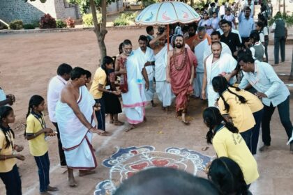 ಸರಸ್ವತಿ ದೇವಿಯ ವಿಗ್ರಹದ ಕಲ್ಲಿಗೆ ಪೂಜೆ