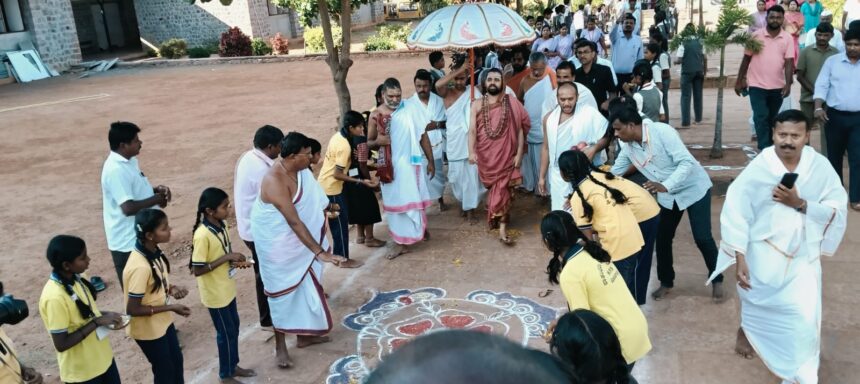 ಸರಸ್ವತಿ ದೇವಿಯ ವಿಗ್ರಹದ ಕಲ್ಲಿಗೆ ಪೂಜೆ ಸರಸ್ವತಿ ದೇವಿಯ ವಿಗ್ರಹದ ಕಲ್ಲಿಗೆ ಪೂಜೆ