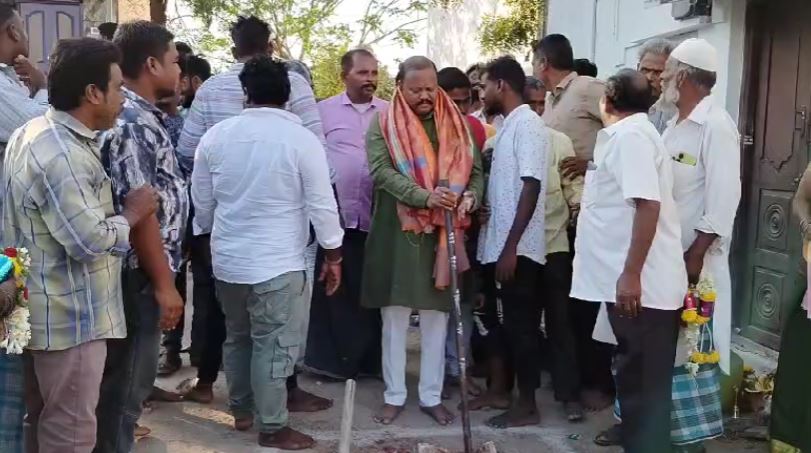 18ನೇ ವಾರ್ಡಿನಲ್ಲಿ ಸಿ.ಸಿ ರಸ್ತೆ ಮತ್ತು ಚರಂಡಿ ಕಾಮಗಾರಿಗೆ ಭೂಮಿಪೂಜೆ 18ನೇ ವಾರ್ಡಿನಲ್ಲಿ ಸಿ.ಸಿ ರಸ್ತೆ ಮತ್ತು ಚರಂಡಿ ಕಾಮಗಾರಿಗೆ ಭೂಮಿಪೂಜೆ