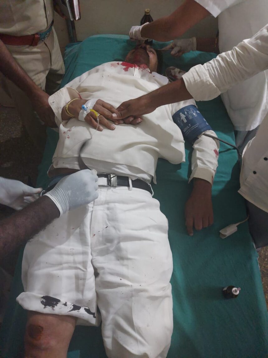 ಮೂತ್ರ ವಿಸರ್ಜನೆಗೆ ಬೈಕ್ ಡಿಕ್ಕಿ : ವಿಧಾನಸಭೆ ಉಪಾಧ್ಯಕ್ಷ ರುದ್ರಪ್ಪ ಲಮಾಣಿ ಗಂಭೀರ ಗಾಯ ಮೂತ್ರ ವಿಸರ್ಜನೆಗೆ ಬೈಕ್ ಡಿಕ್ಕಿ : ವಿಧಾನಸಭೆ ಉಪಾಧ್ಯಕ್ಷ ರುದ್ರಪ್ಪ ಲಮಾಣಿ ಗಂಭೀರ ಗಾಯ