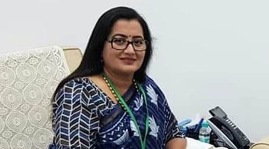 ದರ್ಶನ್ ರಿಂದ ಅಂತರ ಕಾಯ್ದುಕೊಳ್ಳುತ್ತಿದ್ದಾರೇಯೇ ಸುಮಲತಾ? ದರ್ಶನ್ ರಿಂದ ಅಂತರ ಕಾಯ್ದುಕೊಳ್ಳುತ್ತಿದ್ದಾರೇಯೇ ಸುಮಲತಾ?