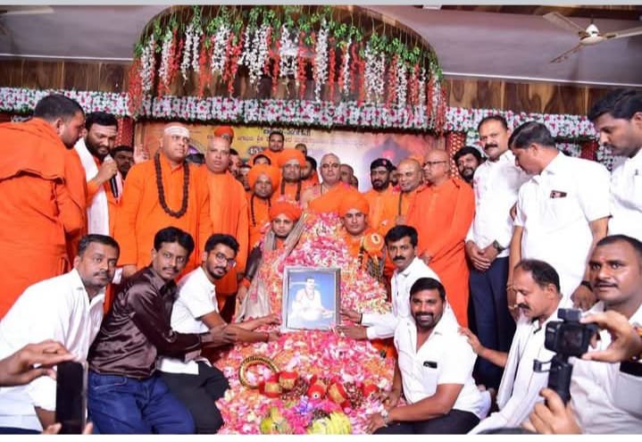 40ಕ್ಕೂ ಹೆಚ್ಚು ವಿವಿಧ ಪೀಠಗಳ ಜಗದ್ಗುರುಗಳ ಸೇವೆ ಮಾಡುವ ಭಾಗ್ಯ ಲಭಿಸಿದ್ದು ನನ್ನ ಪುಣ್ಯ : ಲಗ್ಗೆರೆ ನಾರಾಯಣ ಸ್ವಾಮಿ 40ಕ್ಕೂ ಹೆಚ್ಚು ವಿವಿಧ ಪೀಠಗಳ ಜಗದ್ಗುರುಗಳ ಸೇವೆ ಮಾಡುವ ಭಾಗ್ಯ ಲಭಿಸಿದ್ದು ನನ್ನ ಪುಣ್ಯ : ಲಗ್ಗೆರೆ ನಾರಾಯಣ ಸ್ವಾಮಿ