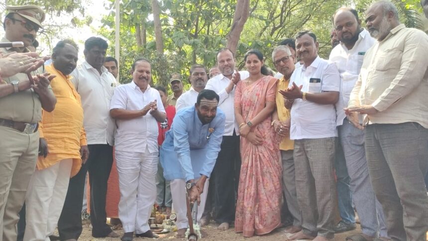 ಪೋಲಿಸ್ ಠಾಣೆಯ ನೂತನ ಕಟ್ಟಡದ ಕಾಮಗಾರಿಯ ಭೂಮಿ ಪೂಜೆ ನೆರವೇರಿಸಿದ ಶಾಸಕ ವಿಜಯಾನಂದ ಕಾಶಪ್ಪನವರ ಪೋಲಿಸ್ ಠಾಣೆಯ ನೂತನ ಕಟ್ಟಡದ ಕಾಮಗಾರಿಯ ಭೂಮಿ ಪೂಜೆ ನೆರವೇರಿಸಿದ ಶಾಸಕ ವಿಜಯಾನಂದ ಕಾಶಪ್ಪನವರ