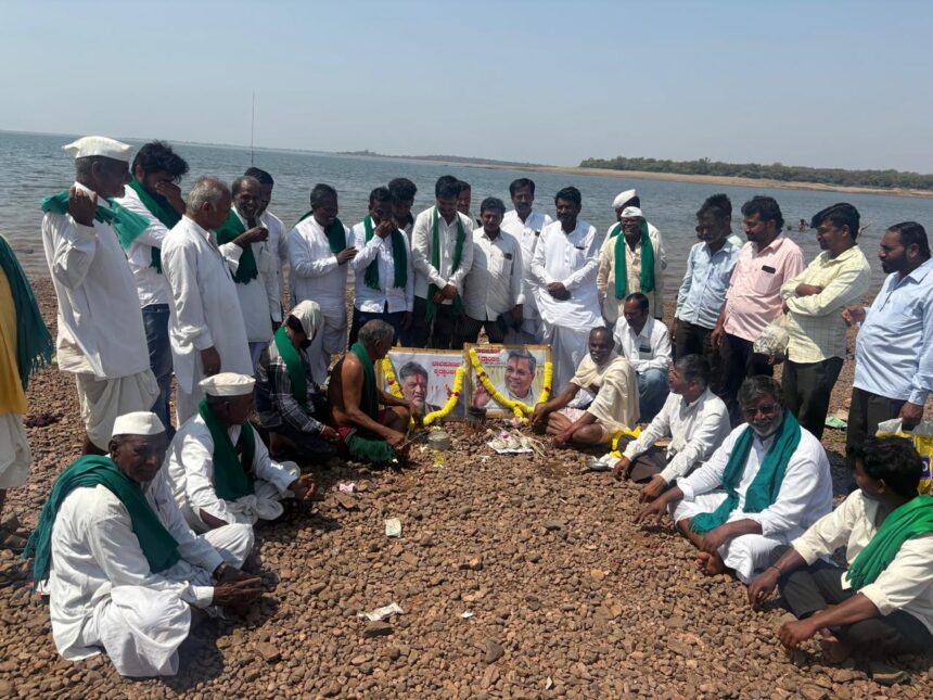 ಆಲಮಟ್ಟಿ ಕೃಷ್ಣ ನದಿಯಲ್ಲಿ ಮುಖ್ಯ ಮಂತ್ರಿ, ಜಲಸಂಪನ್ಮೂಲ ಸಚಿವರ ಭಾವ ಭಾವಚಿತ್ರಕ್ಕೆ ಶೃದಾಂಜಲಿ ಪಿಂಡ ಪ್ರಧಾನ ಮಾಡಿದ ರೈತ ಸಂಘ