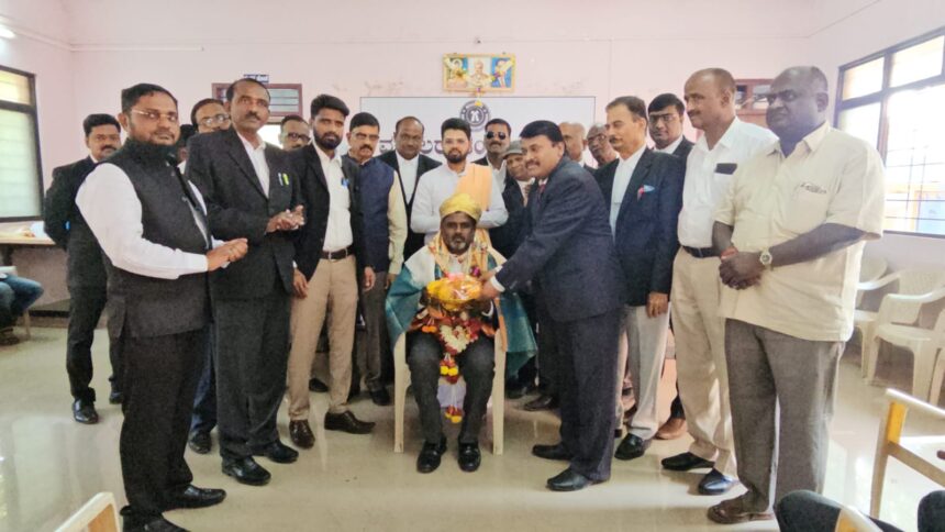 ಹುಕ್ಕೇರಿ ನ್ಯಾಯವಾದಿಗಳ ಸಂಘದ ನೂತನ ಅಧ್ಯಕ್ಷರಾಗಿ ಆಯ್ಕೆಯಾದ ಕಾಡಪ್ಪಾ ಕುರಬೇಟ ಹುಕ್ಕೇರಿ ನ್ಯಾಯವಾದಿಗಳ ಸಂಘದ ನೂತನ ಅಧ್ಯಕ್ಷರಾಗಿ ಆಯ್ಕೆಯಾದ ಕಾಡಪ್ಪಾ ಕುರಬೇಟ