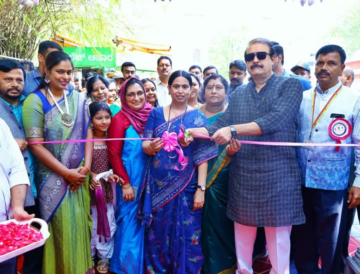 ವಸ್ತು ಪ್ರದರ್ಶನ, ಸ್ವಾಸ್ಥ್ಯ ಬಂಡಿ ವಾಹನ ಹಾಗೂ ಮಾರಾಟ ಮಳಿಗೆಗಳಿಗೆ ಚಾಲನೆ ನೀಡಿದ: ಲಕ್ಷ್ಮಿ ಹೆಬ್ಬಾಳ್ಕರ್ ವಸ್ತು ಪ್ರದರ್ಶನ, ಸ್ವಾಸ್ಥ್ಯ ಬಂಡಿ ವಾಹನ ಹಾಗೂ ಮಾರಾಟ ಮಳಿಗೆಗಳಿಗೆ ಚಾಲನೆ ನೀಡಿದ: ಲಕ್ಷ್ಮಿ ಹೆಬ್ಬಾಳ್ಕರ್