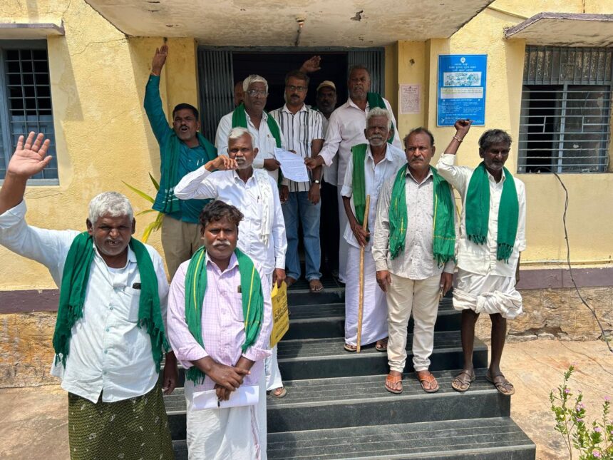 ತೋಟಗಾರಿಕೆ ಇಲಾಖೆಗೆ ಬಂದಿರುವ ಸಬ್ಸಿಡಿ ಅನುದಾನವನ್ನು ಕೊಡುವಲ್ಲಿ ತಾರತಮ್ಯ :ಕರ್ನಾಟಕ ರಾಜ್ಯ ರೈತ ಸಂಘ ಆರೋಪ ತೋಟಗಾರಿಕೆ ಇಲಾಖೆಗೆ ಬಂದಿರುವ ಸಬ್ಸಿಡಿ ಅನುದಾನವನ್ನು ಕೊಡುವಲ್ಲಿ ತಾರತಮ್ಯ :ಕರ್ನಾಟಕ ರಾಜ್ಯ ರೈತ ಸಂಘ ಆರೋಪ