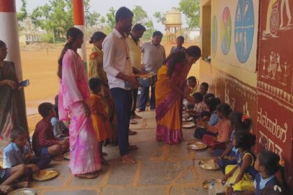 ರೇಖಾ ಕುರಿ ಅವರ ಹುಟ್ಟುಹಬ್ಬ ಶಾಲಾ ಮಕ್ಕಳೊಂದಿಗೆ ಸಿಹಿ ಹಂಚಿ ಹುಟ್ಟುಹಬ್ಬ ಆಚರಣೆ. 