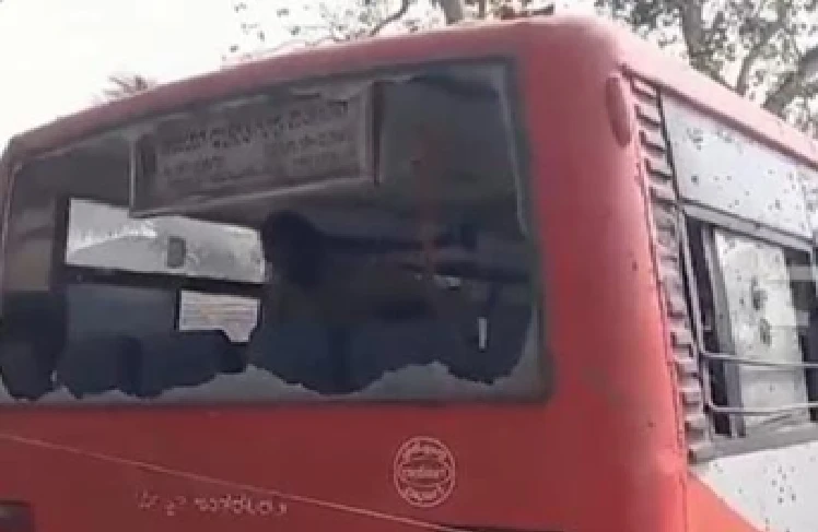 ಮಹಾರಾಷ್ಟ್ರದಲ್ಲಿ ಮತ್ತೆ ಬಾಲ ಬಿಚ್ಚಿದ ಪುಂಡರು : KSRTC ಬಸ್ ಮೇಲೆ ಕಲ್ಲು ತೂರಾಟ ನಡೆಸಿ ಪುಂಡಾಟಿಕೆ