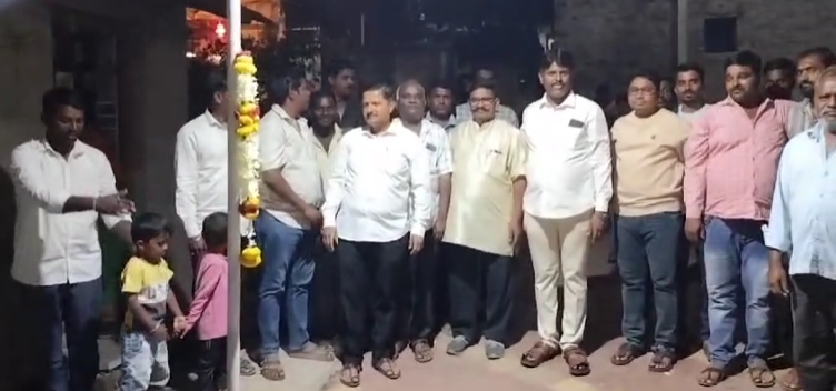 ಇಂದಿರಾ ನಗರದಲ್ಲಿ ಹೈಮಾಸ್ಟ್ ದೀಪ ಉದ್ಘಾಟನೆಯ ಹಾಗೂ ಕ್ರಿಕೇಟ್ ಆಟಗಾರರಿಗೆ ಟಿ -ಶರ್ಟ್ ಮತ್ತು ಬ್ಯಾಟ್ ಬಾಲ್ ವಿತರಣೆ.